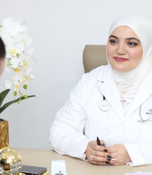 Onkoloq Ginekoloq Dr. Aytən Abdullayeva konsultasiya zamanı